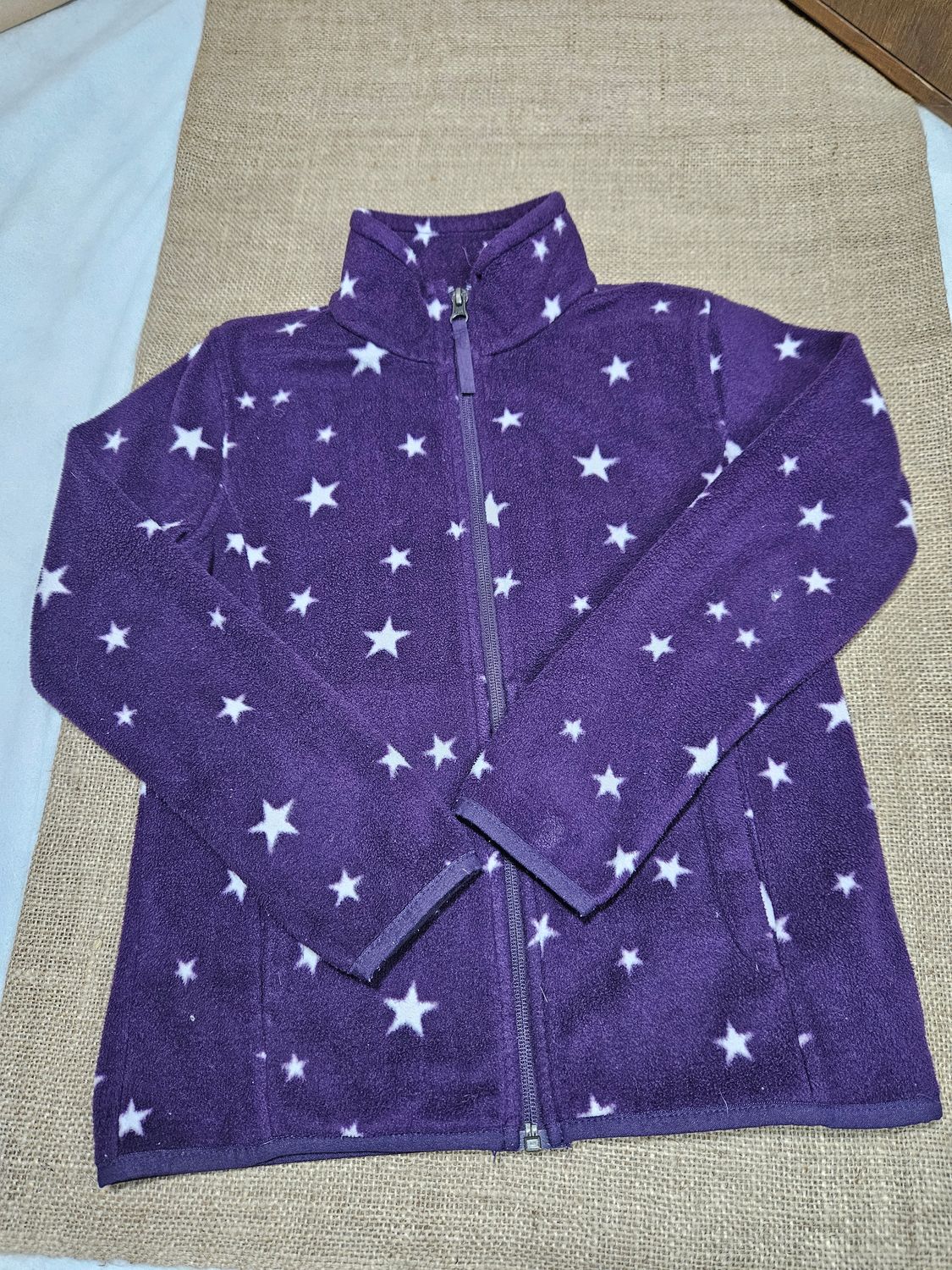 CAMPERA DE POLAR, PARA NIÑA, VIOLETA CON ESTRELLAS. TALLE M (8). EXCELENTE ESTADO