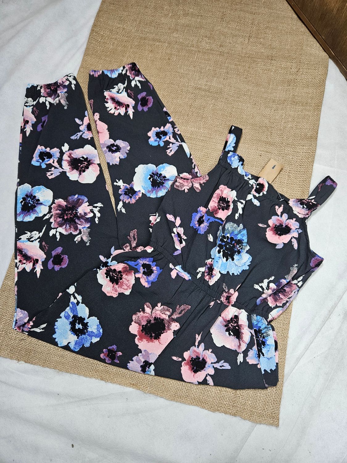 MONO PARA NIÑA, EN CREPPE, BRETELES FINOS, NEGRO ESTAMPADO CON FLORES ROSAS Y CELESTES, MARCA HYM, TALLE 9