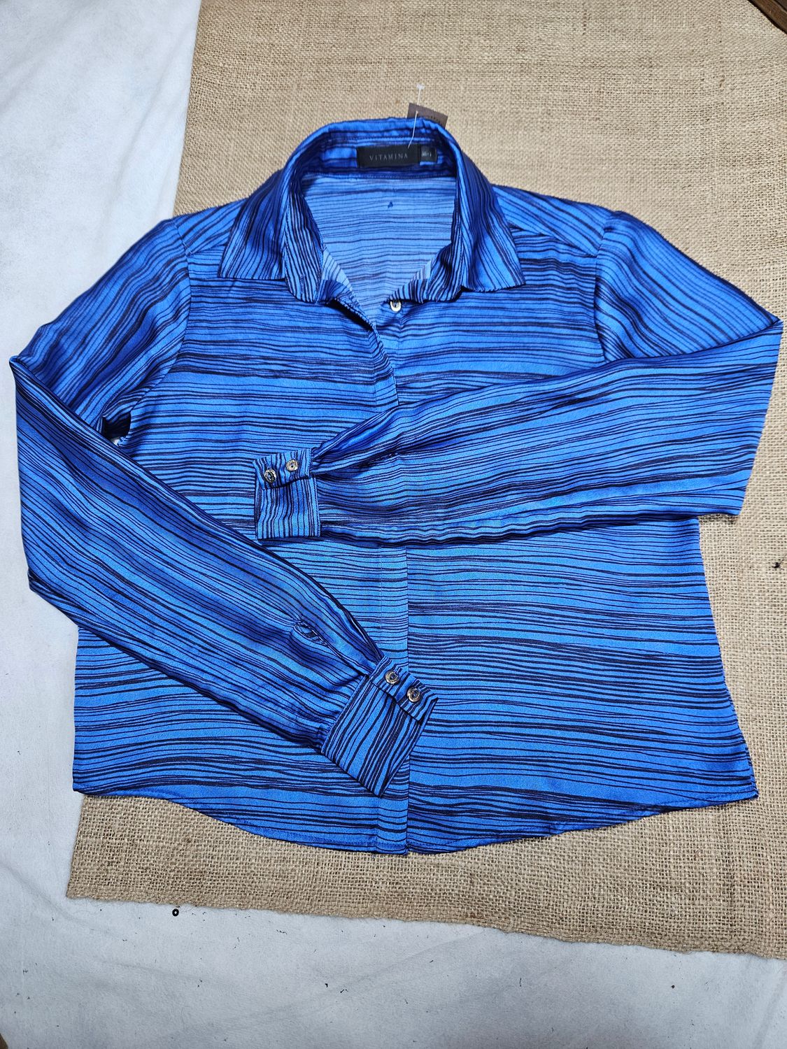 CAMISA PARA DAMA, MANGA LARGA, EN SEDA, AZUL, CON NEGRO. BOTONES PLATEADOS. MARCA VITAMINA .TALLE 38.