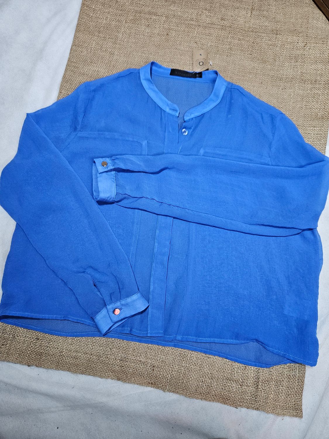 CAMISA PARA DAMA, MANGA LARGA, SEMI TRANSPARENTE, COLOR AZUL. MARCA VITAMINA. TALLE 38
