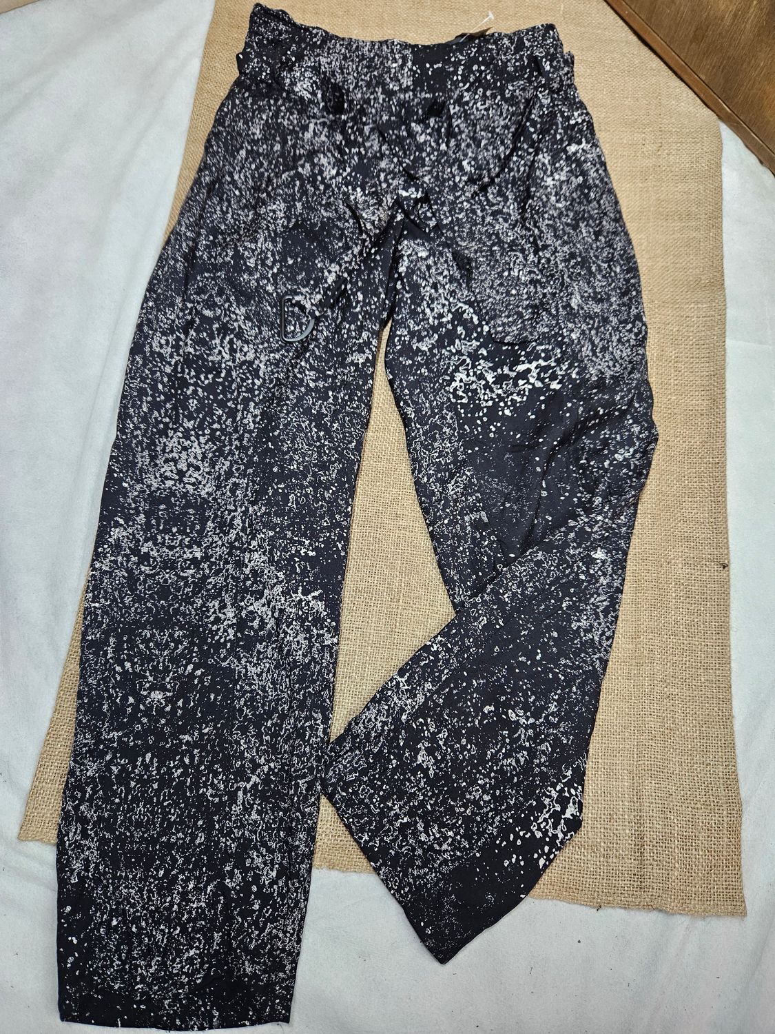 PANTALÓN DE TELA, CON CINTURÓN Y HEVILLA, MARCA VITAMINA, TALLE 38