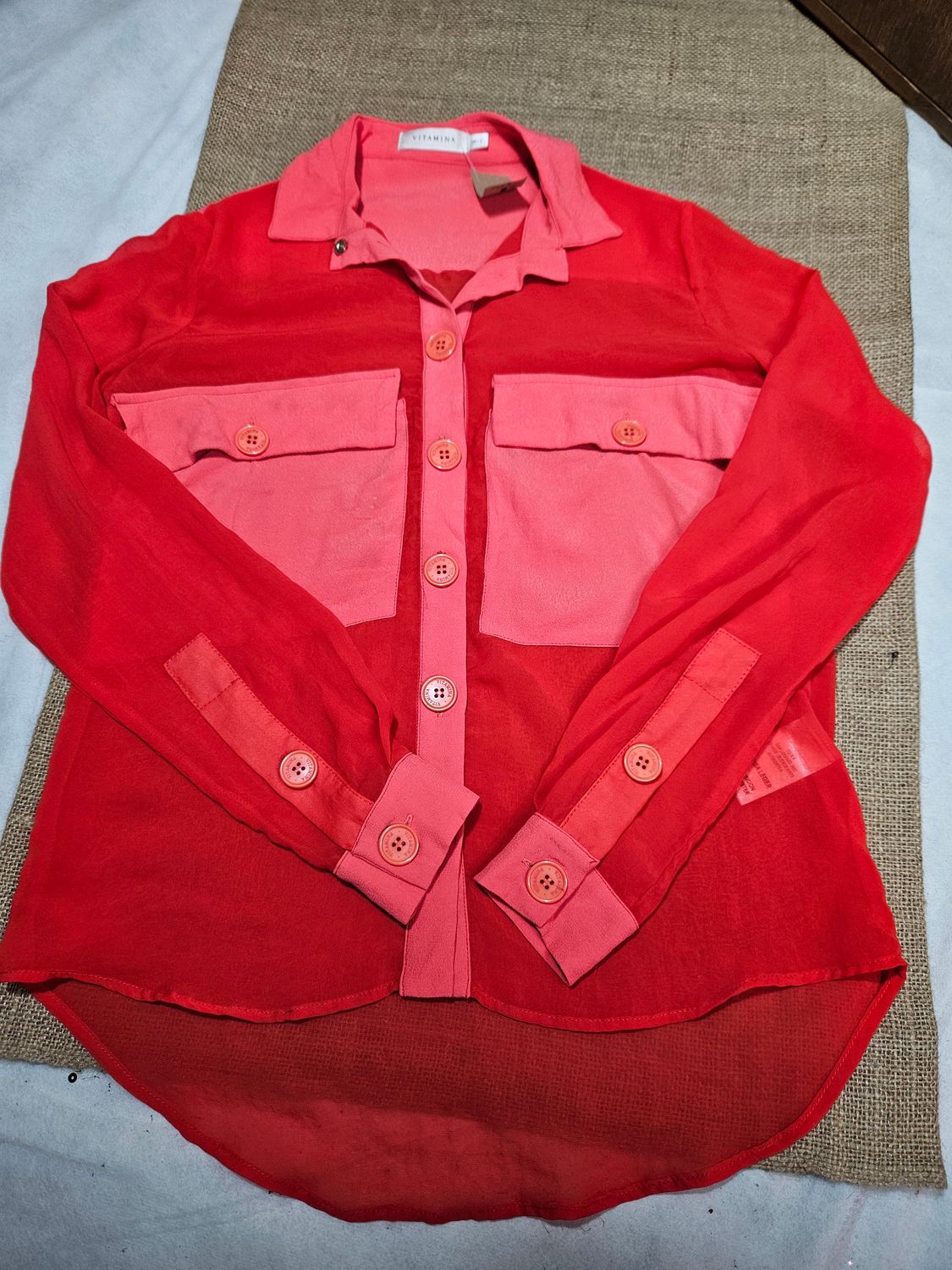 CAMISA PARA DAMA, MANGA LARGA, COLOR NARANJA, CON BOLSILLOS GRANDES, SEMI TRANSPARENTE. MARCA VITAMINA, TALLE 38