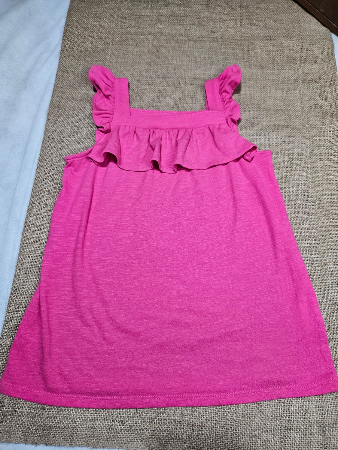 MUSCULOSA DE ALGODÓN PARA NIÑA, CON BRETELES CON VOLADO. COLOR FUCCIA. TALLE 7/8