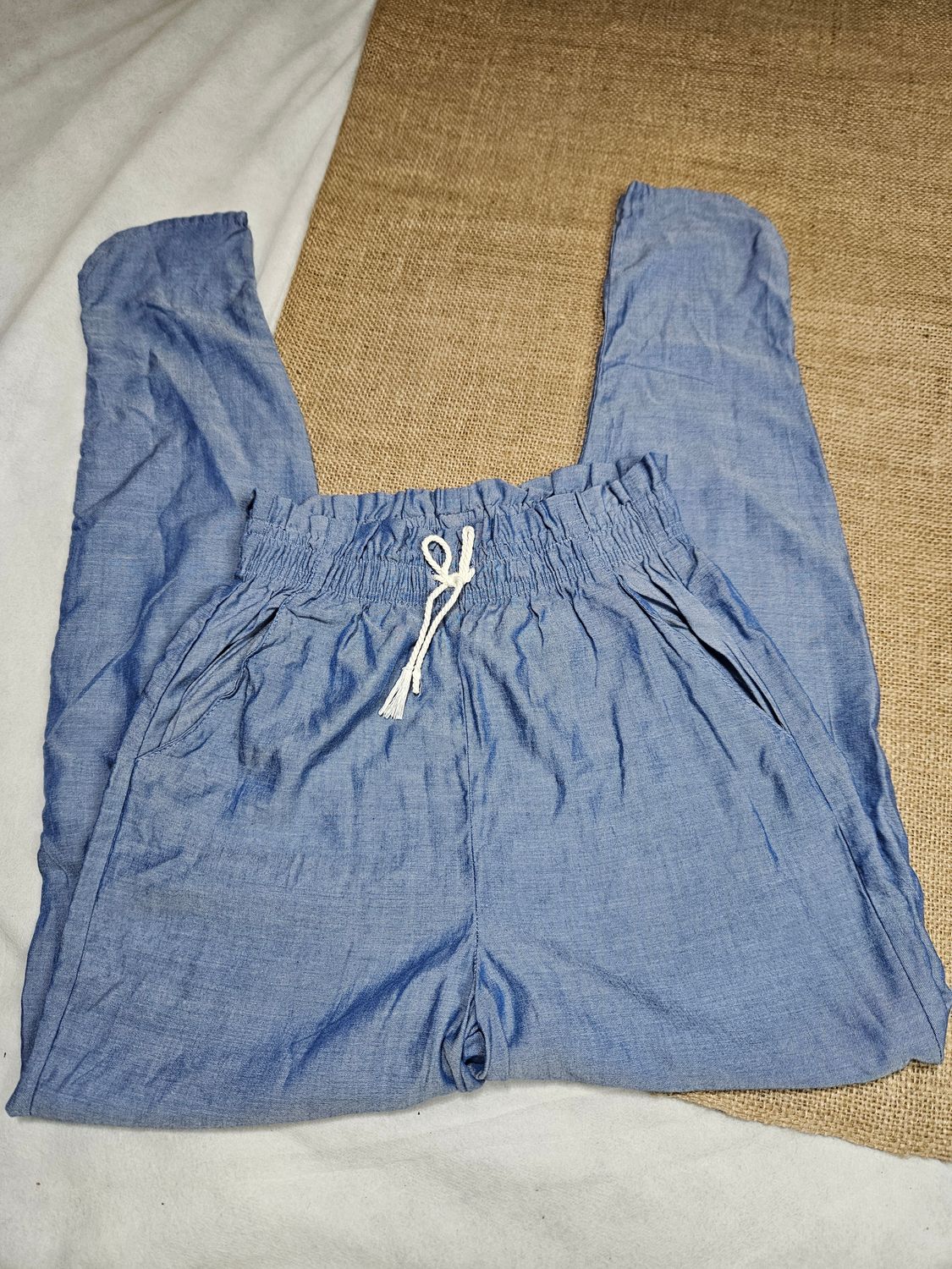 PANTALON ESTILO BABUCHA, PARA NIÑA, CON PRETINA ELASTIZADA Y CORDÓN. ESTILO JEAN SUPER FINO. TALLE 9/10, MARCA HYM. EXCELENTE ESTADO