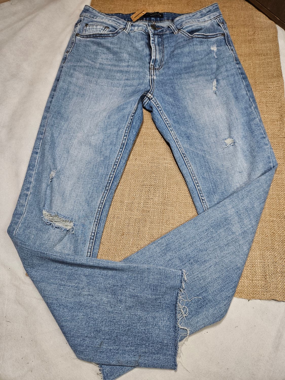 PANTALON DE JEAN, CON ROTURAS, MARCA RUSTY, TALLE 32 (L). EXCELENTE ESTADO