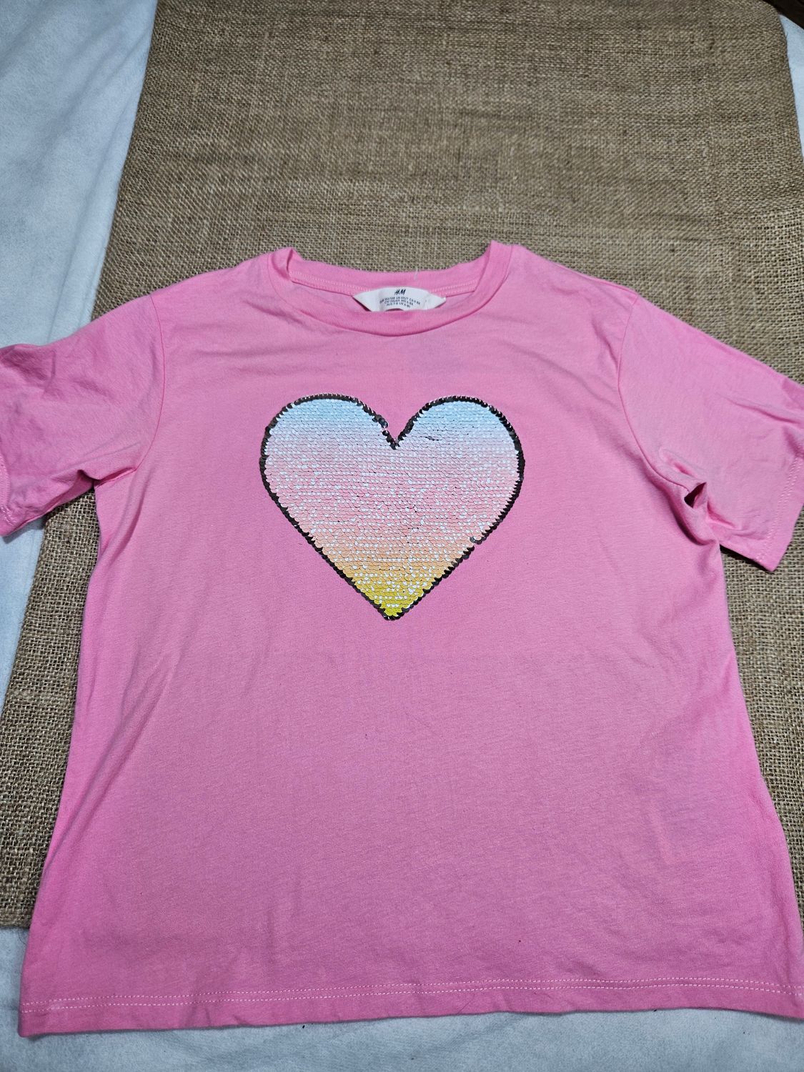 REMERA DE ALGODÓN, MANGA CORTA, PARA NIÑA, CON CORAZÓN CON LENTEJUELAS, MARCA HYM. TALLE 6-8. IMPECABLE