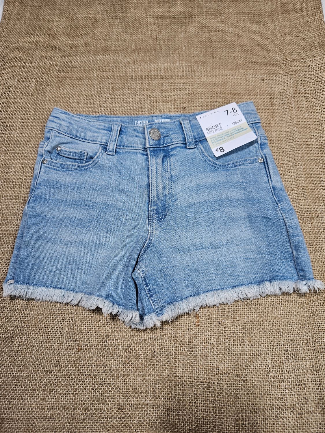 SHORT DE JEAN PARA NIÑA, ELASTIZADO, DESFLECADO. TALLE 7/8. NUEVO CON ETIQUETA