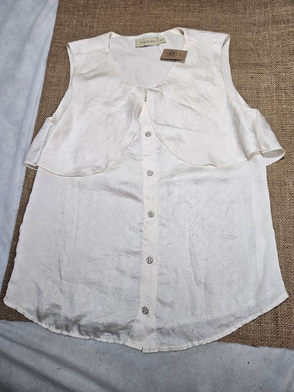 BLUSA MUSCULOSA, EN SEDA LABRADA, MARCA VITAMINA, COLOR BLANCO. TALLE 38