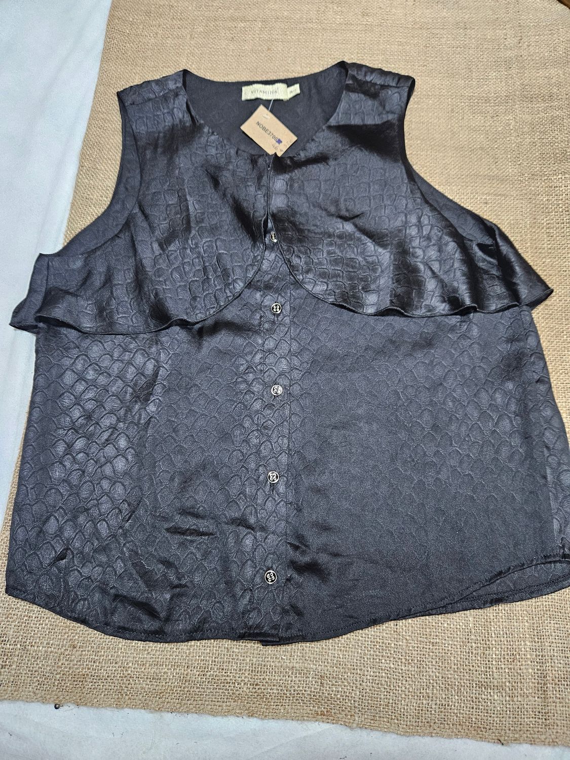 BLUSA MUSCULOSA, EN SEDA LABRADA, MARCA VITAMINA, COLOR NEGRO. TALLE 38