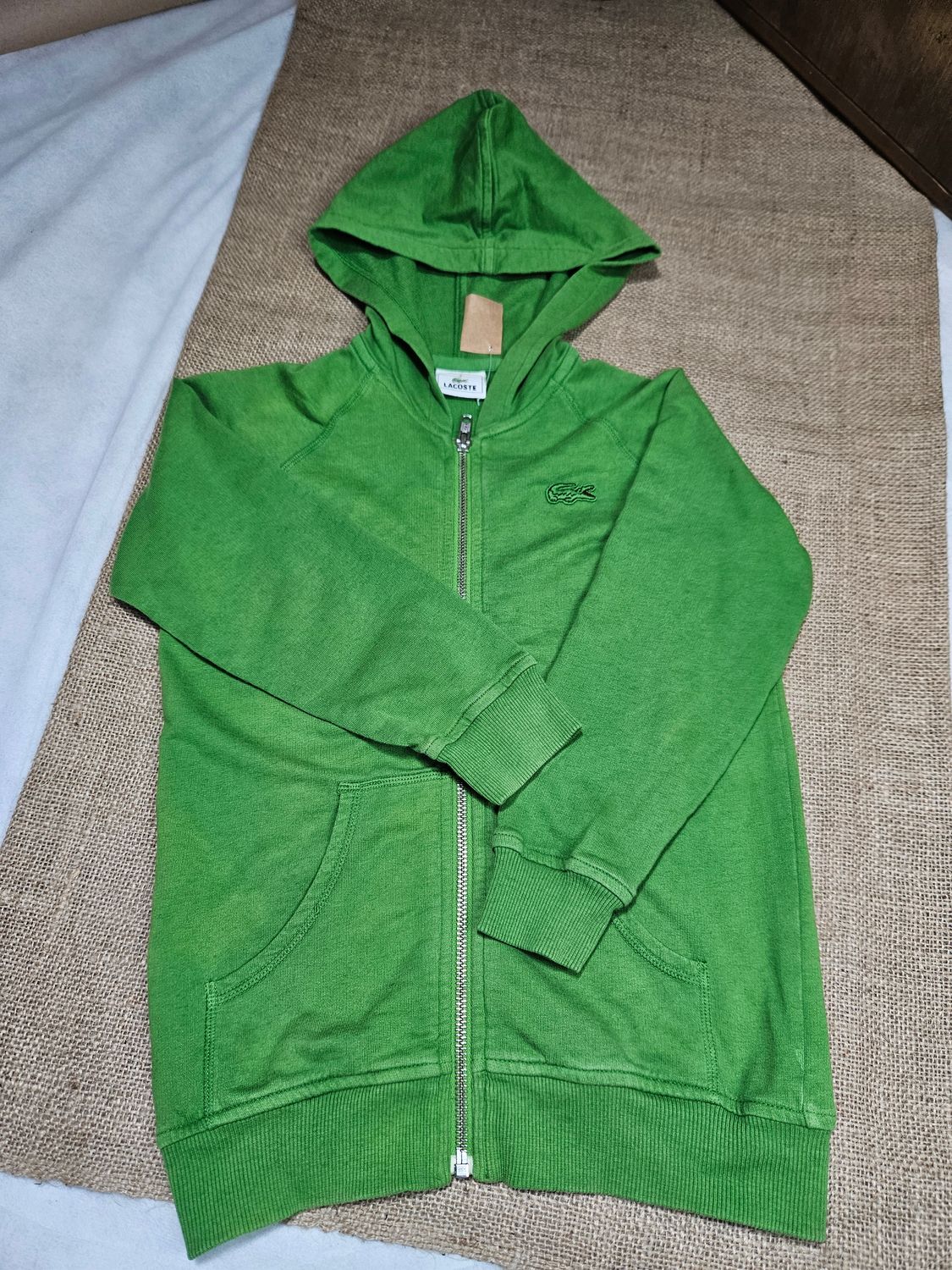 CAMPERA DE ALGODÓN, PARA NIÑO, CON CAPUCHA. MARCA LACOSTE, TALLE 4 GRANDE