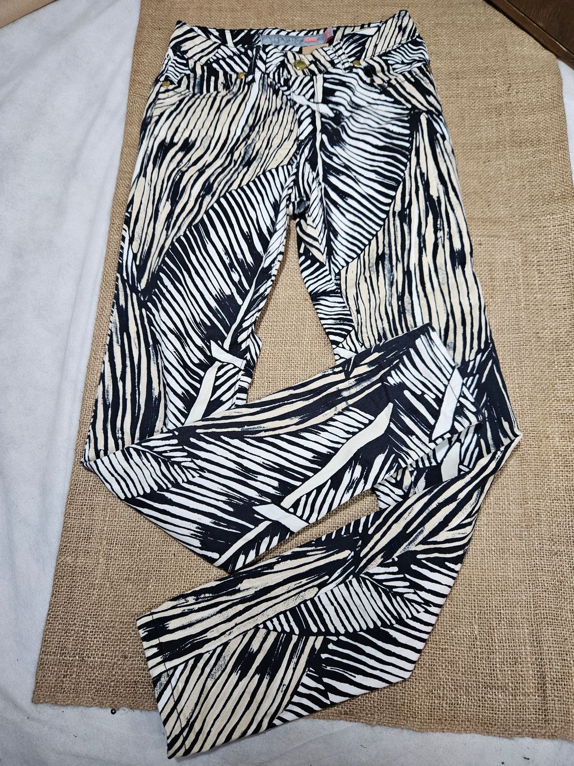 PANTALÓN DE JEAN, ESTAMPADO EN BLANCO, BEIGE Y NEGRO, ELASTIZADO. CHUPIN. MARCA VITAMINA. TALLE 38.