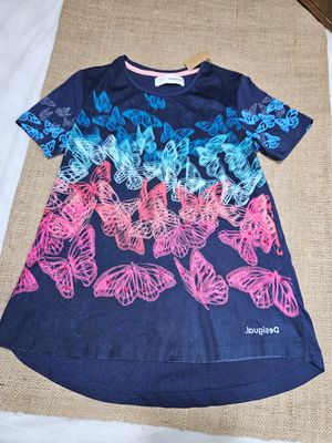 BUZO PARA NIÑA, MARCA DESIGUAL, MANGA CORTA, DE ALGODÓN CON TUL EN FRENTE, Y DISEÑO DE MARIPOSAS, COLOR AZUL. TALLE 9/10