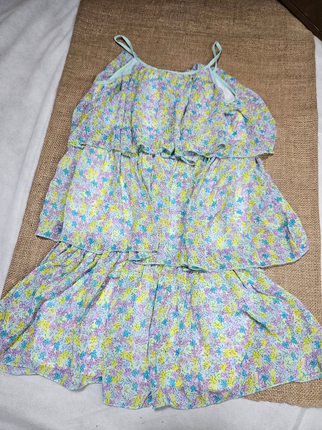 VESTIDO PARA NIÑA, BRETELES FINOS, CON VOLADOS. ESTAMPADO EN TONOS VERDE AGUA. MARCA HYM. TALLE 7/8