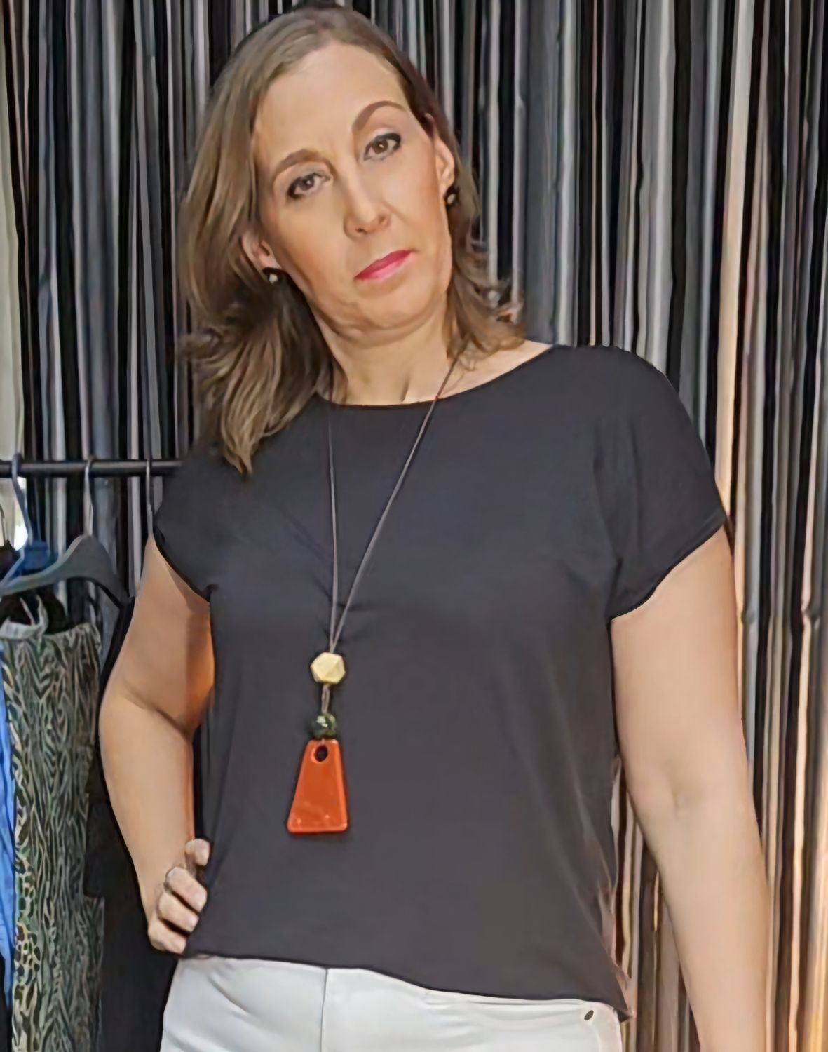 REMERA PARA DAMA. MANGA CORTA, CUELLO A LA BASE, EN MODAL. COLOR NEGRO. TALLE L. ** PEQUEÑA FALLA EN LA TELA EN EL FRENE A LA ALTURA DEL HOMBRO ** CASI IMPERCEPTIBLE