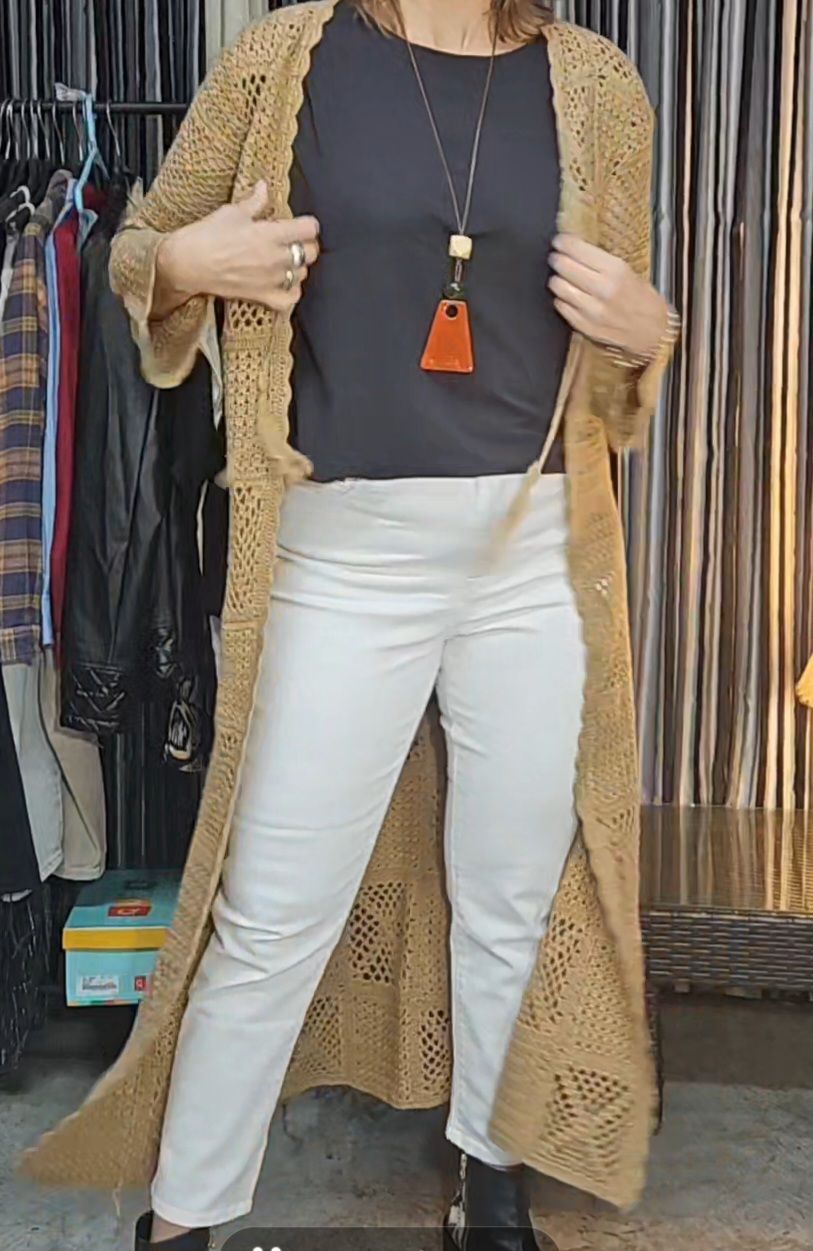 SACO PARA DAMA, EN CROCHET, CALADO, MANGA LARGA. COLOR TOSTADO. ORIGEN FRANCIA - MARCA AMNESIA. TALLE M