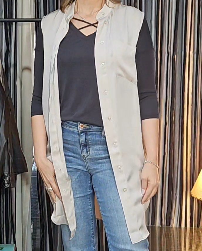 CAMISA / SOBRECAMISA LARGA, SIN MANGAS, PARA DAMA, EN TELA CON SEMI BRILLO. COLOR BEIGE. MARCA HYM. TALLE P GRANDE VA HASTA L