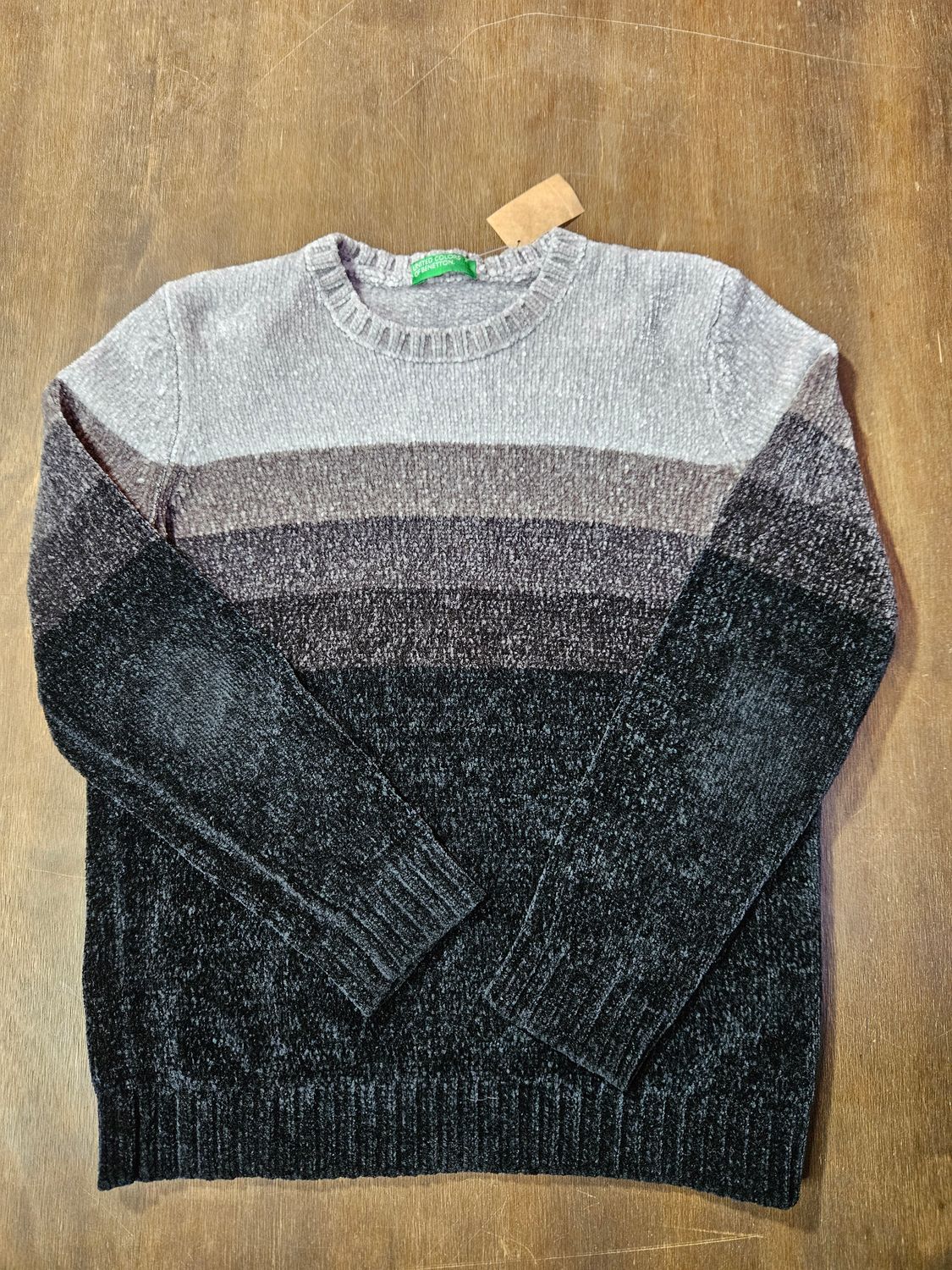 BUZO DE CHENIL, PARA NI�O, MANGA LARGA, CUELLO A LA BASE. RAYADO NEGRO Y GRIS. IMPECABLE. TALLE 6. MARCA BENETTON