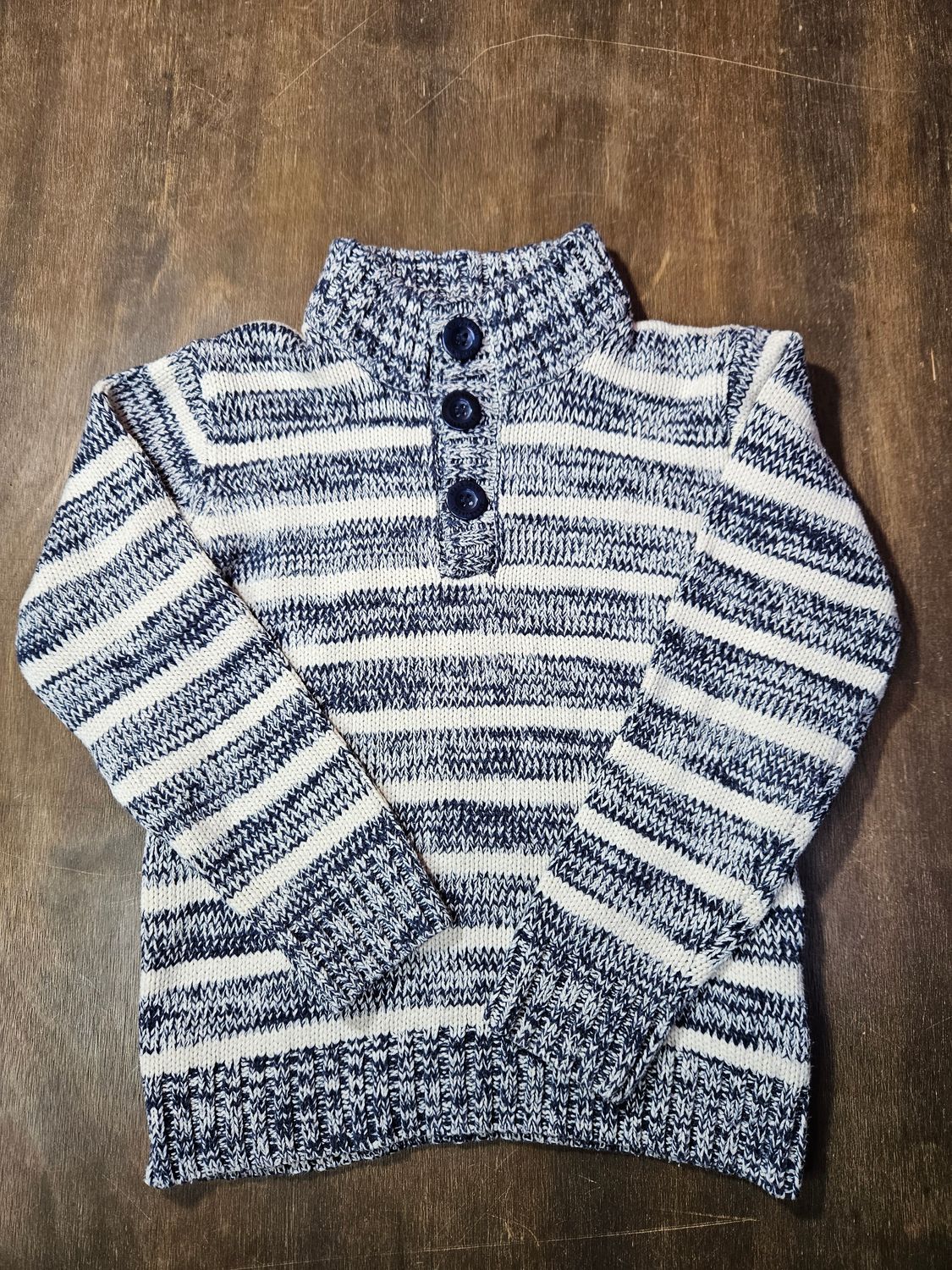 BUZO DE HILO PARA NI�O, CUELLO ALTO CON BOTONES. RAYADO AZUL MELANGE Y BLANCO. TALLE 7-8