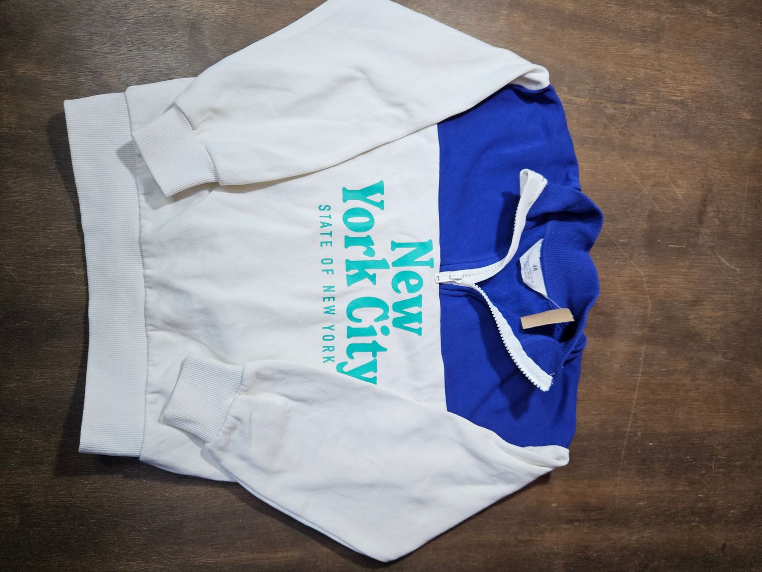 BUZO DEPORTIVO DE ALGOD�N, MANGA LARGA, CON CIERRE EN EL CUELLO, AZUL Y BLANCO, ESTAMPA NEW YORK CITY. TALLE 6-8. MARCA HYM