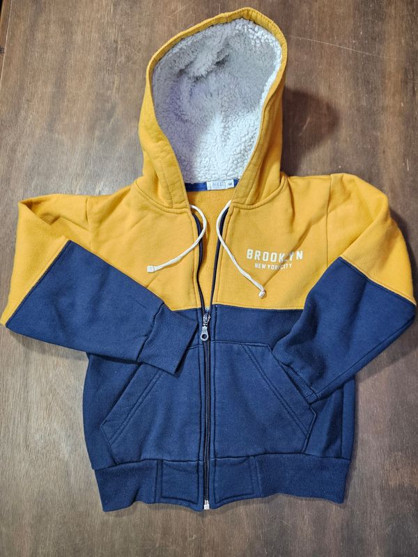 CAMPERA DE ALGOD�N CON FELPA PARA NI�O, CON CIERRE Y CAPUCHA FORRADA EN CORDERITO. COLOR MOSTAZA Y AZUL. MARCA MKL. TALLE 6