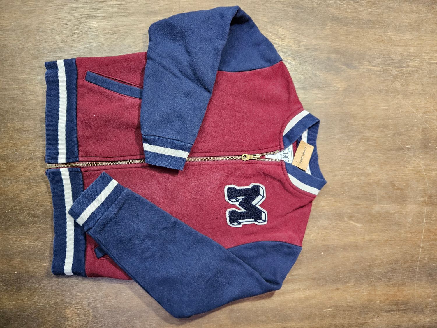 CAMPERA DE ALGODÓN PARA NIÑO, CON CIERRE, SIN CAPUCHA, COLOR BORDEAUX Y AZUL. MARCA PLACE. TALLE 5-6. CON USO