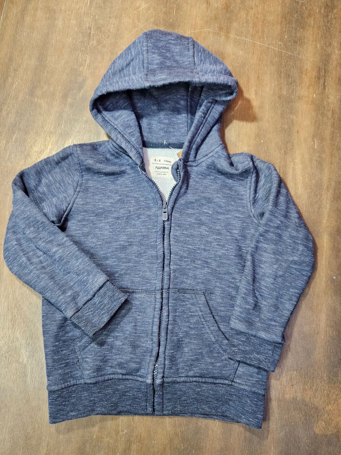 CAMPERA DE ALGODÓN, CON FELPA PARA NIÑO, CON CIERRE Y CAPUCHA. COLOR AZUL. MARKA FUZARKA, TALLE 5-6