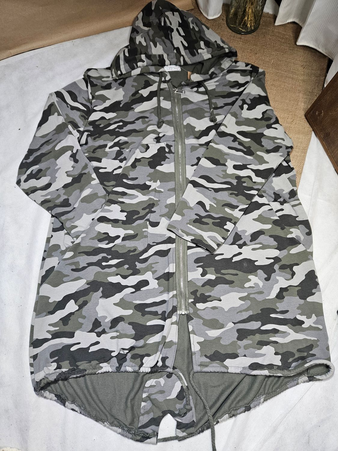 CAMPERA PARA DAMA, MANGA LARGA CON CAPUCHA Y BOLSILLOS, EN ALGODÓN, CAMUFLADA. TALLE MUY AMPLIO XXL. NUEVA SIN USO - ITALIANA