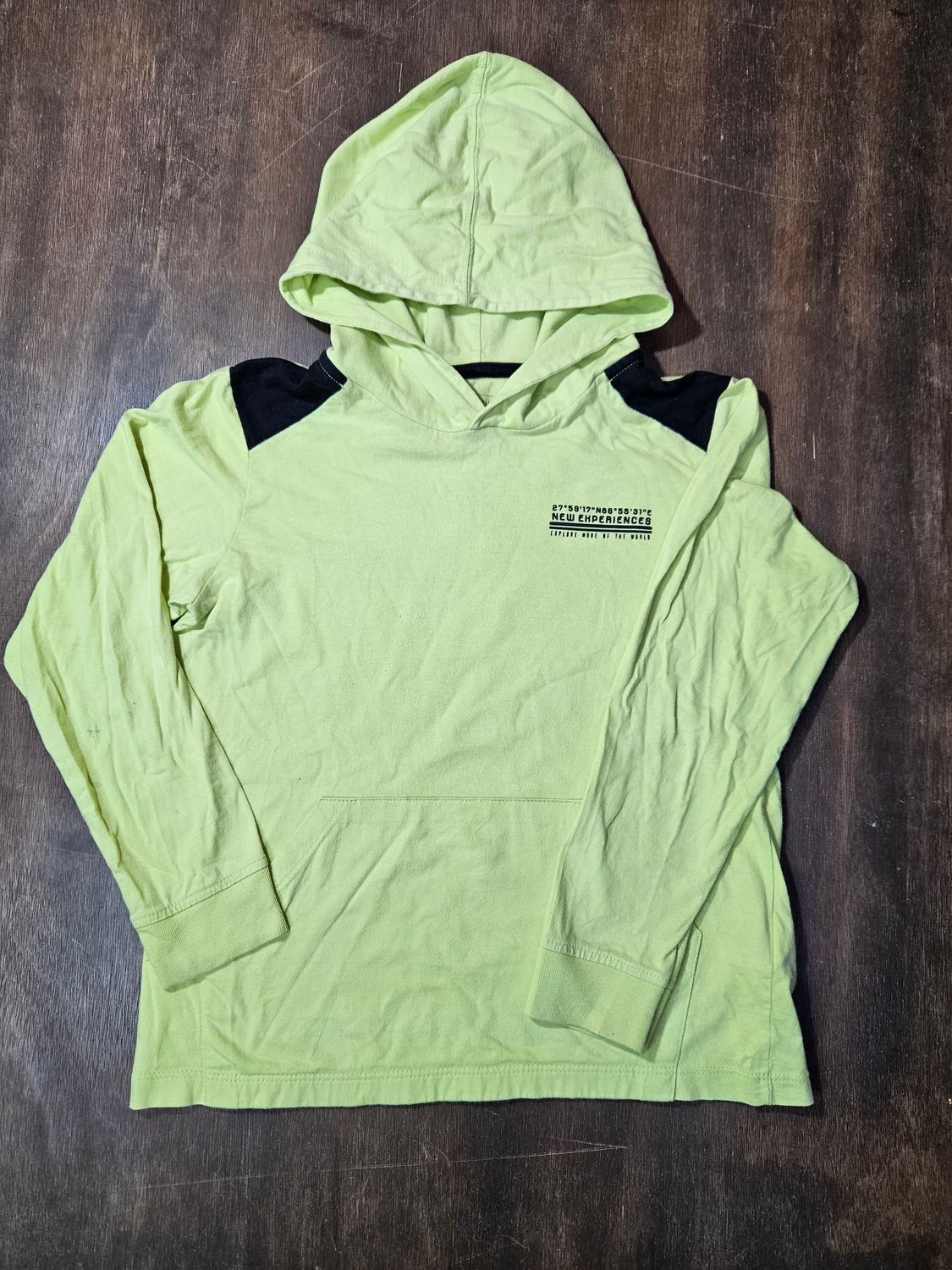 REMERA PARA NIÑO DE ALGODÓN, MANGA LARGA Y CAPUCHA. MARCA FUZARKA. TALLE 7-8, COLOR AMARILLO