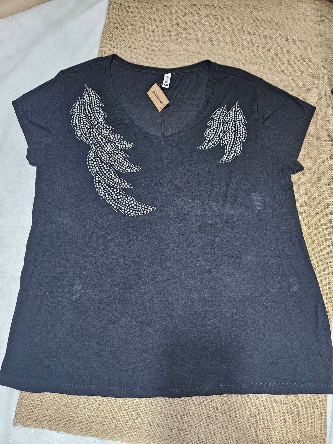 REMERA PARA DAMA, MANGA CORTA, ESCOTE EN V, EN MODAL. DETALLE DE HOJAS EN STRASS EN EL FRENTE. MARCA INDIAN. TALLE L