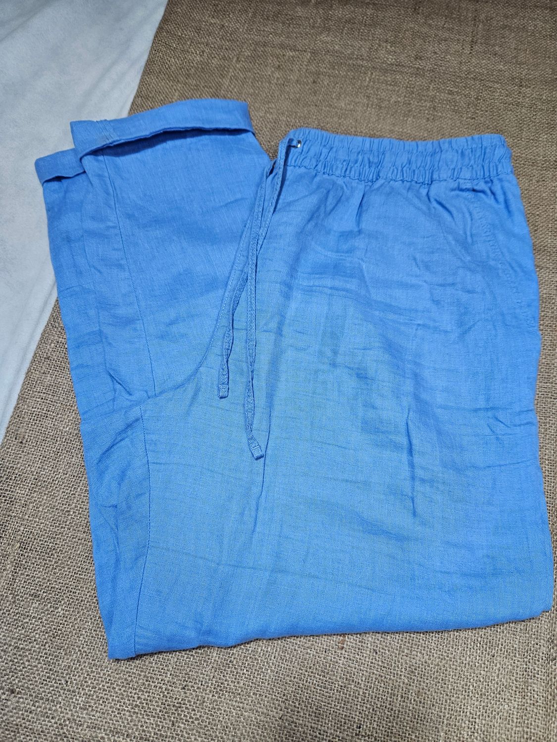 PANTALÓN PARA DAMA, DE TELA, PRETINA ELASTIZADA. COLOR CELESTE. MARCA HYM. TALLE L AMPLIO - VA HASTA XL