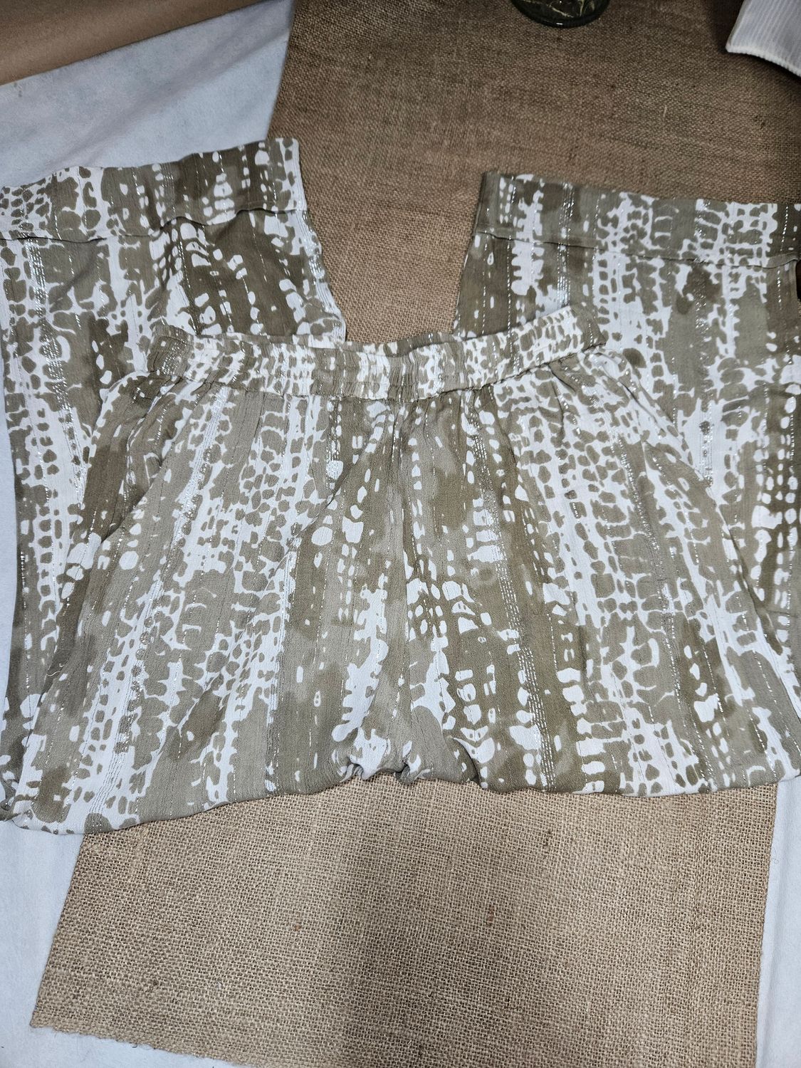 PANTALÓN PARA DAMA, EN TELA FINA, CORTE RECTO, PRETINA ELASTIZADA, CON ESTAMPADO BEIGE Y BLANCO, CON LUREX PLATEADO. MARCA INDIAN. TALLE L