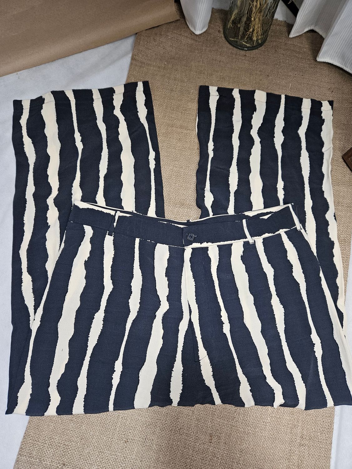 PANTALÓN PARA DAMA, EN TELA FINA, CORTE RECTO. ESTAMPADO CON LINEAS IRREGULARES NEGRO Y BEIGE. MARCA ZARA. TALLE XXL.