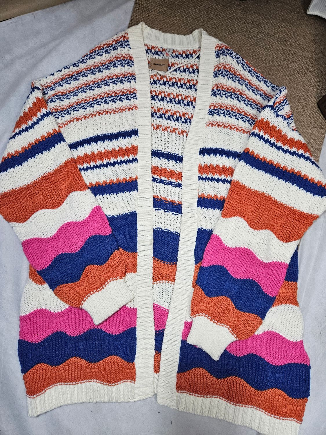 SACO PARA DAMA, DE LANA, SIN BOTONES. EN FRANJAS DE COLORES. TALLE G MUY AMPLIO (XL)