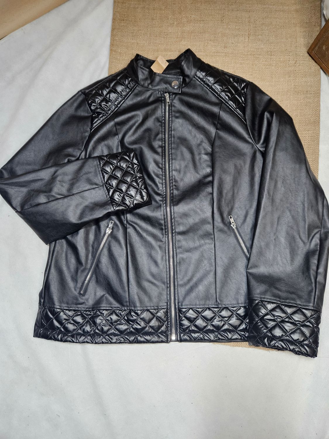 CAMPERA SIMIL CUERO, CON CIERRE Y DETALLES CAPITONEADO EN HOMBROS, MANGAS Y PRETINA. MARCA SHEIN. TALLE XL CHICO (44) NUEVA SIN USO