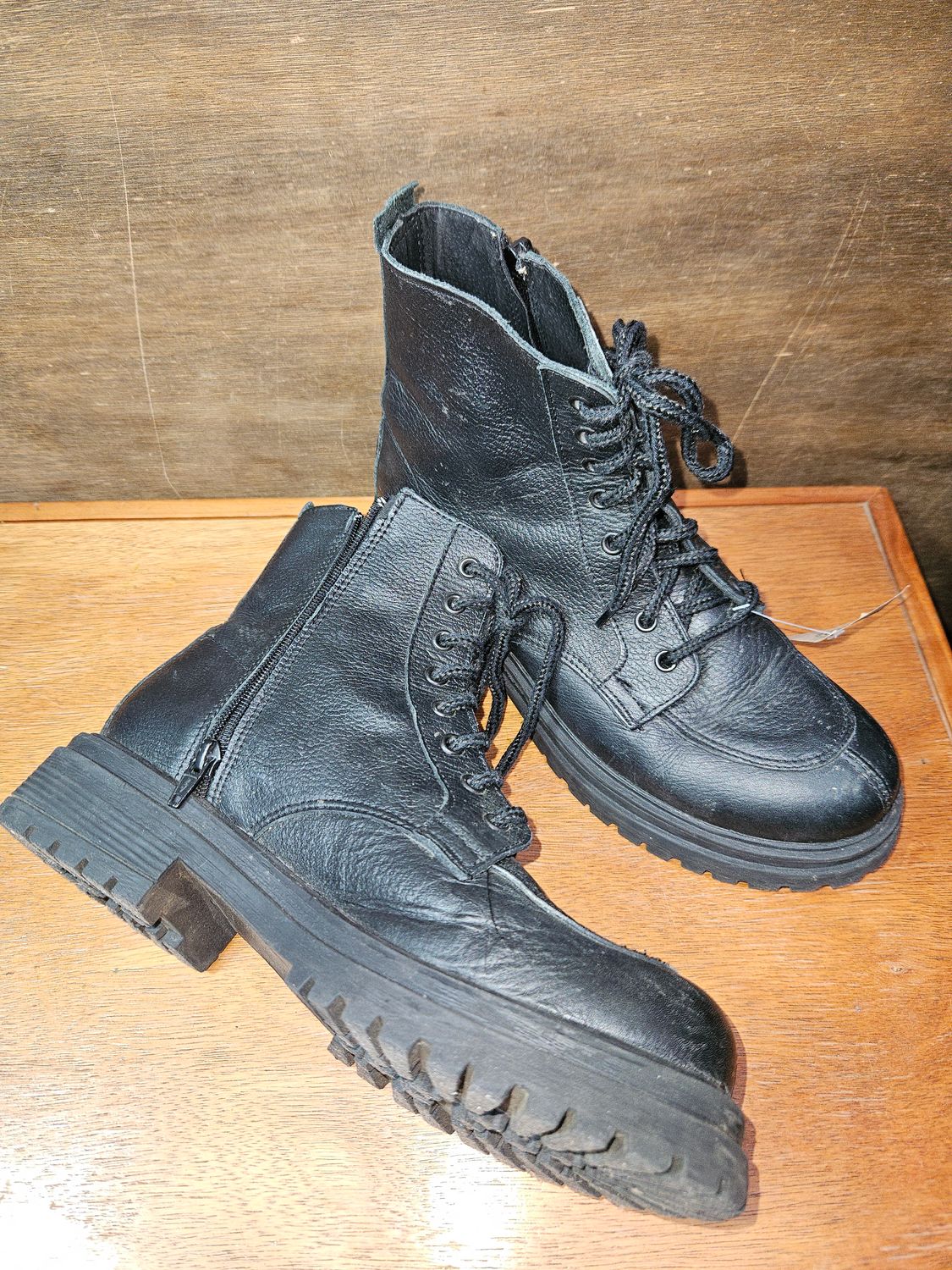 BOTAS DE CUERO PARA DAMA, ESTILO BORCEGO, CON CORDONES Y CIERRE LATERAL. EXCELENTE ESTADO. TALLE 40. COLOR NEGRO