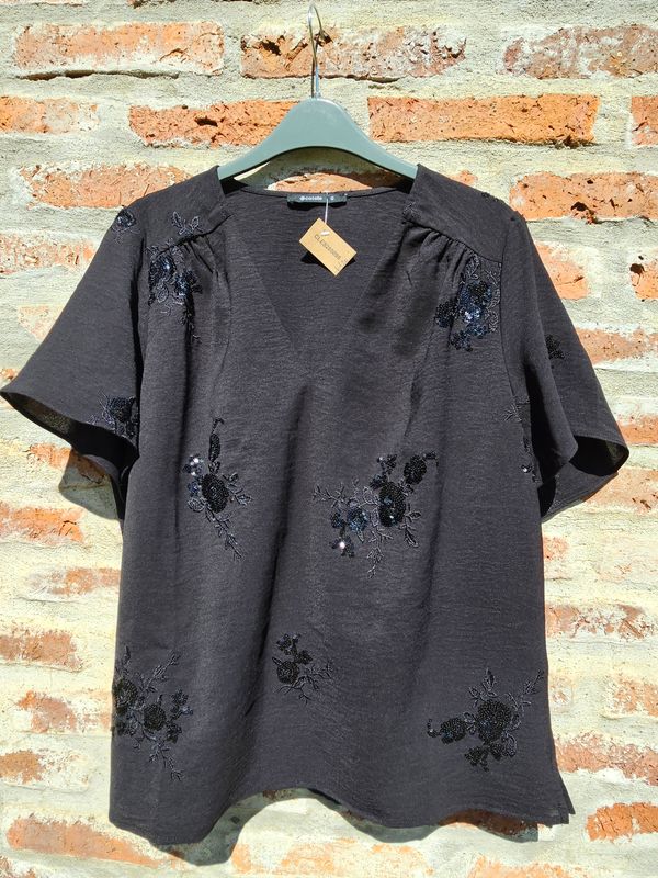 BLUSA PARA DAMA, MANGA CORTA, ESCOTE EN V, CON BORDADOS DE FLORES EN LENTEJUELAS. MARCA CORTELLE (RENNER), TALLE G. IMPECABLE