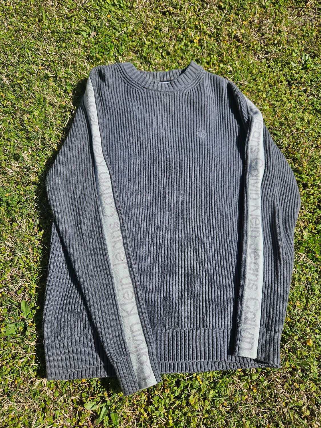 BUZO DE LANA, MANGA LARGA, CUELLO A LA BASE, COLOR VERDE MUSGO, MARCA CALVIN KLEIN. TALLE S - UNISEX