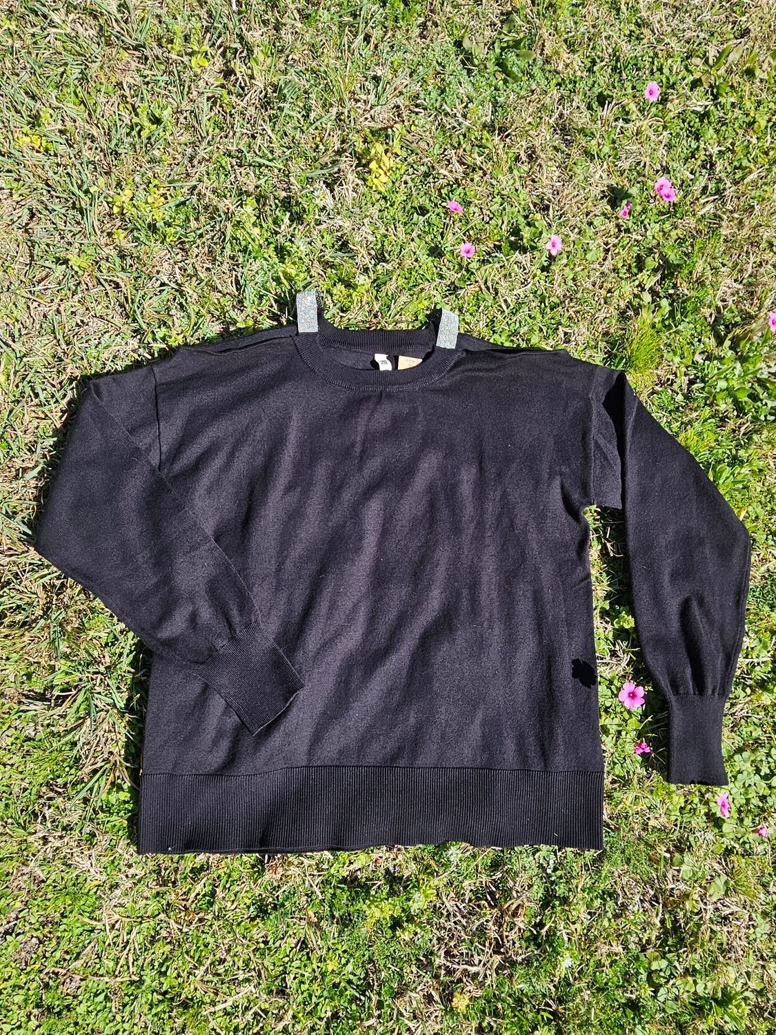 BUZO PARA DAMA, DE LANA (FINA), CUELLO A LA BASE, CON HOMBROS DESCUBIERTO Y DETALLE DE BRILLOS EN HOMBRO. COLOR NEGRO, TALLE L. MARCA INDIAN. IMPECABLE