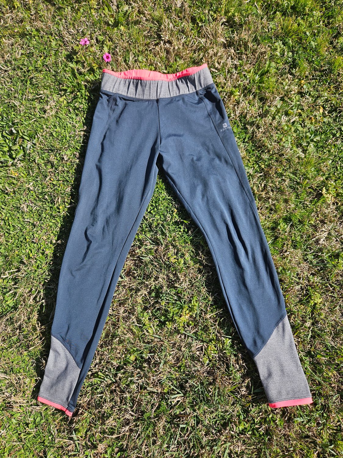 CALZA DEPORTIVA PARA DAMA, LARGA, MARCA DOMYOS (DECATHLON), GRIS CON ROSA. TALLE S. MUY BUEN ESTADO.