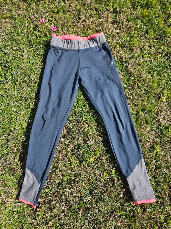 CALZA DEPORTIVA PARA DAMA, LARGA, MARCA DOMYOS (DECATHLON), GRIS CON ROSA. TALLE S. MUY BUEN ESTADO.