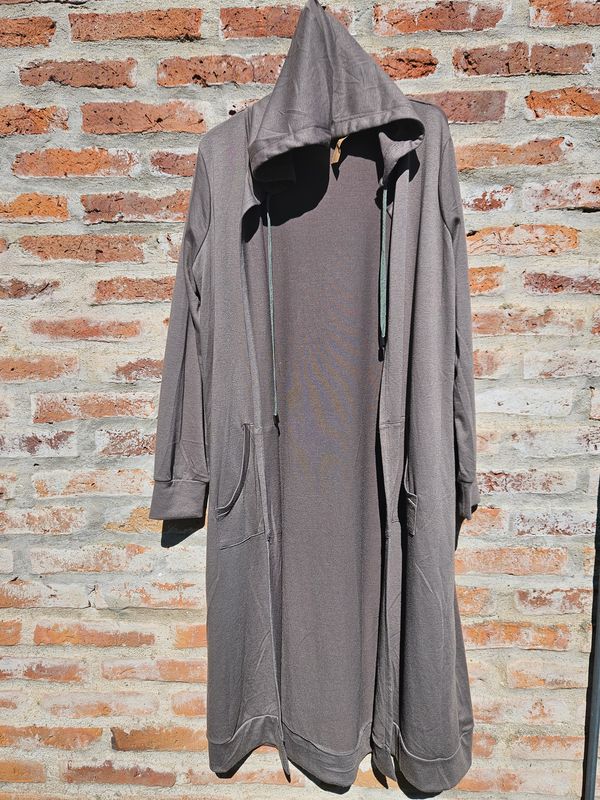 SACO LARGO EN ALGODÓN CON CAPUCHA Y BOLSILLOS. COLOR VERDE. MARCA CYRUS. TALLE L