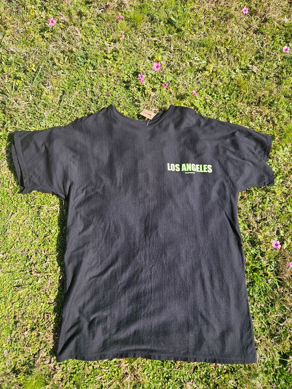 REMERA DE ALGODON ESTILO OVERSIZE, MANGA CORTA, CUELLO A LA BASE, COLOR NEGRO, CON DISE�O LOS ANGELES EN FLUO VERDE. MARCA SOCHIC (ARGENTINA) - TALLE L - NUEVA SIN USO