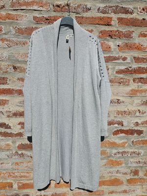 SACO PARA DAMA EN HILO, SIN BOTONES, CON TACHAS EN HOMBROS, COLOR GRIS CLARO. TALLE M. MARCA INDIAN