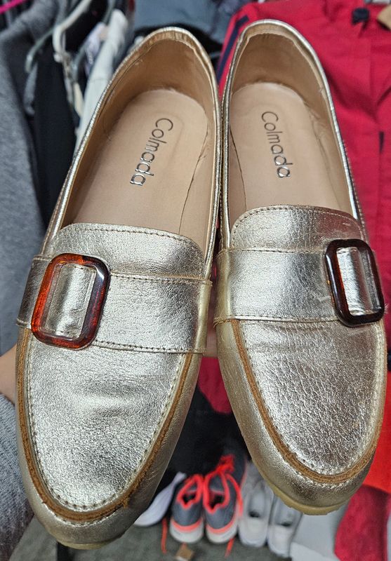 MOCASIN DE CUERO, DORADO PELTRE. TALLE 38-39