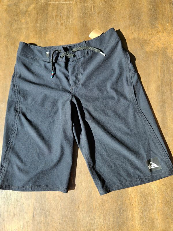 BERMUDA DE BAÑO MARCA QUIKSILVER TALLE 27 COLOR NEGRA