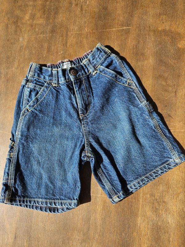 BERMUDA DE JEAN, CINTURA ELASTIZADA. TALLE 5, MARCA OSHKOSH. IGUAL A NUEVA