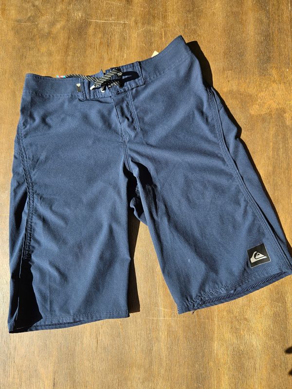 BERMUDA DE BAÑO MARCA QUIKSILVER TALLE 27 COLOR AZUL