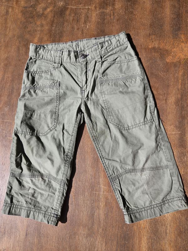 BERMUDA PARA NIÑO, ESTILO CARGO, CINTURA AJUSTABLE. COLOR VERDE. MARCA BENETTON. TALLE 4