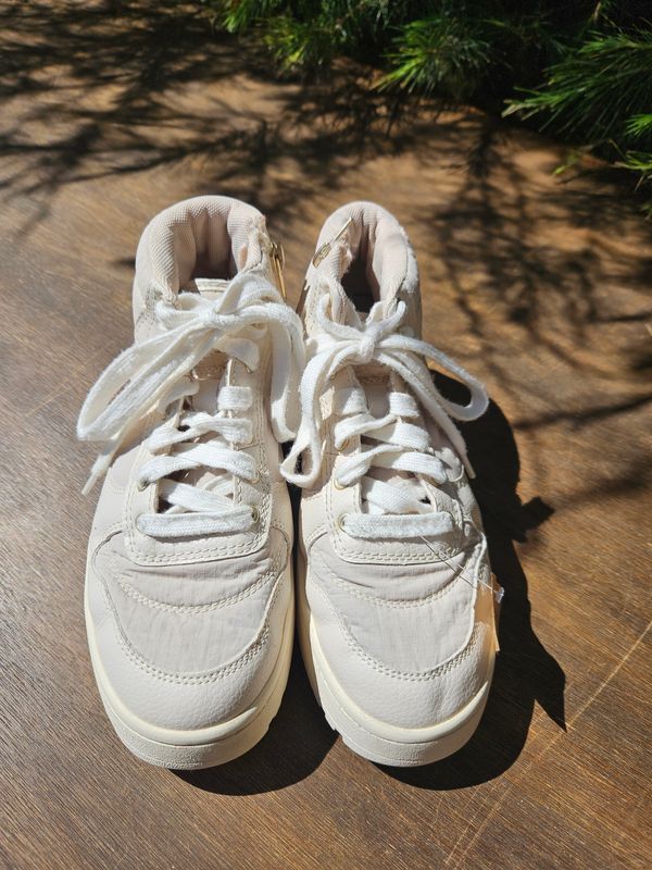 CHAMPIONES BOTITA EN SIMIL CUERO Y TELA. CON CORDONES Y CIERRE LATERAL. MARCA ZARA. TALLE 36
