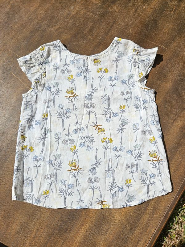 BLUSA PARA NIÑA, CON VOLADOS EN MANGAS. ESTAMMPADA. MARCA NEXT. TALLE 7